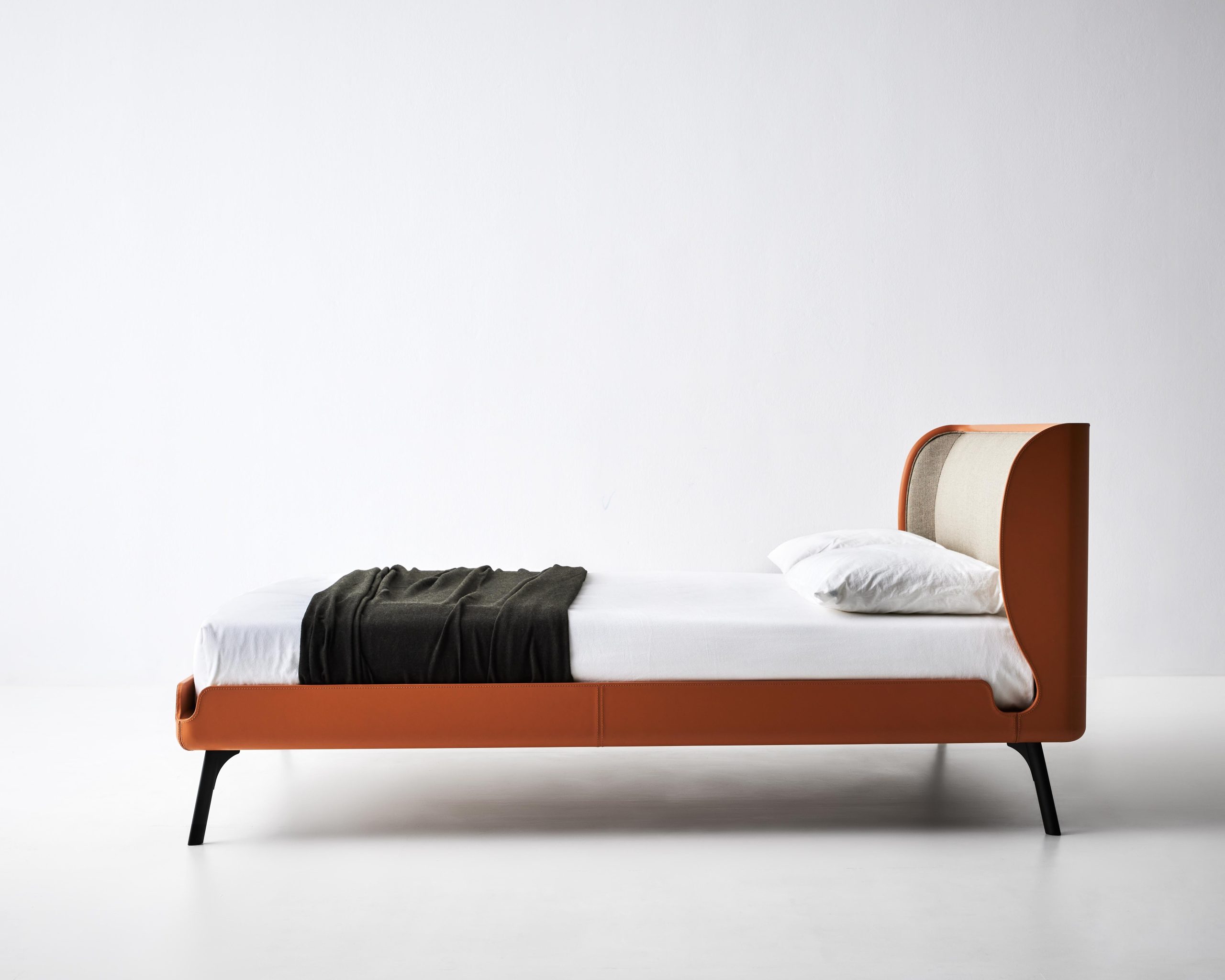 letto in cuoio